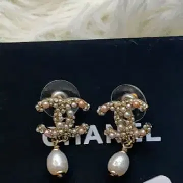 펄 장식 로고 귀걸이