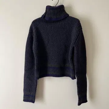 다크 네이비 그레이 스트라이프 터틀넥 니트