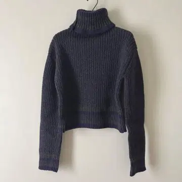 다크 네이비 그레이 스트라이프 터틀넥 니트