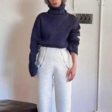 다크 네이비 그레이 스트라이프 터틀넥 니트