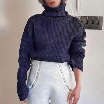 다크 네이비 그레이 스트라이프 터틀넥 니트