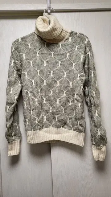 그레이와 아이보리 스탠딩 칼라 니트