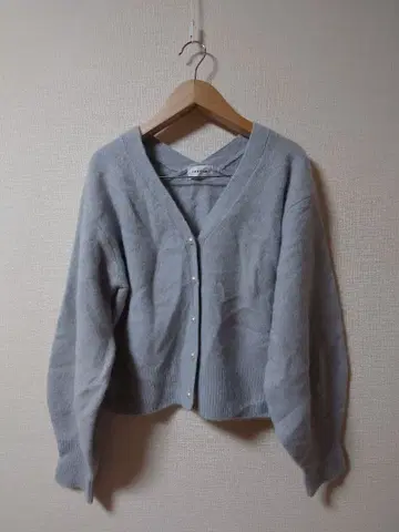 fray i.d 폭스 혼방 V넥 가디건 그레이 약간의 구멍 있음