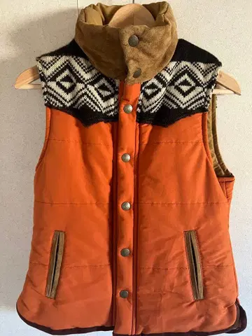 진 네소즈 오렌지 다운 베스트 노르딕 무늬