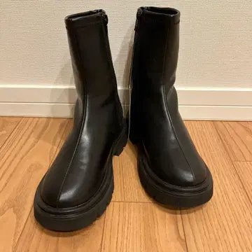 지퍼 달린 통굽 숏부츠 블랙