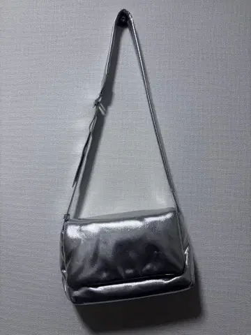 실버 숄더백 합성 피혁