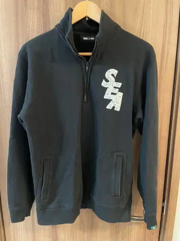 wind and sea 자수 블랙 하프 지퍼 트레이닝복