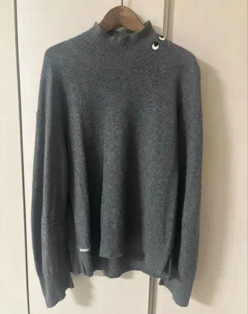 2023 유니클로 x 안야 힌드마치 그레이 캐시미어 하이넥 M