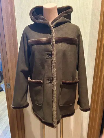 후드 부착 무스탕 코트