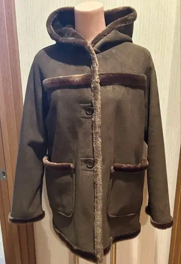 후드 부착 무스탕 코트