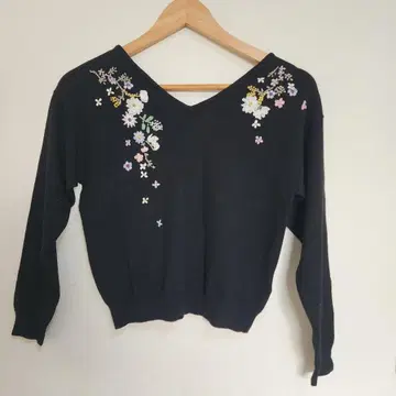 윌 셀렉션 자수 V넥 니트