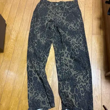레오파드 무늬 팬츠 XS 사이즈 블랙/카키