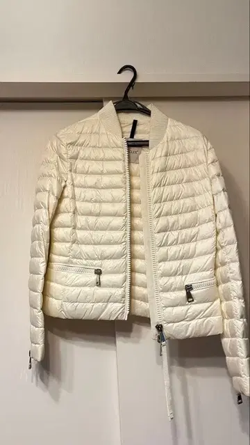 화이트 다운 자켓