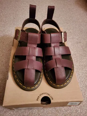 [겨울 할인] Dr. Martens 샌들