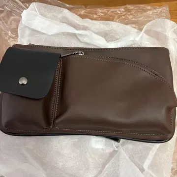 브라운 합성 피혁 바디백