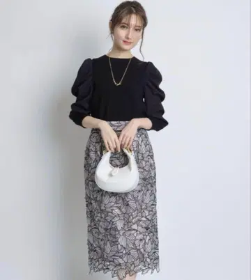 아푸와이저 리셰 배색 대형 꽃 레이스 타이트 스커트