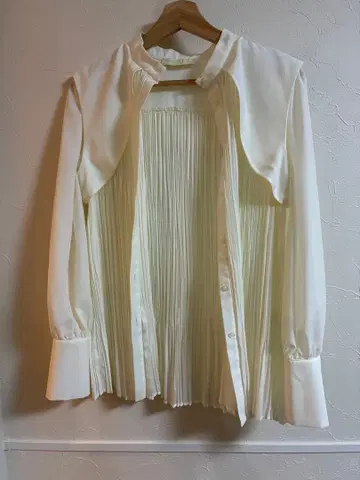 화이트 긴팔 플리츠 셔츠