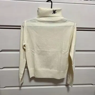 WOOALONG 아이보리 터틀넥 스웨터