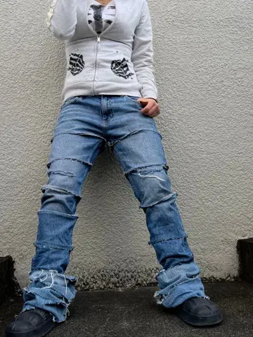 데미지 가공 라이트 블루 데님 플레어 팬츠