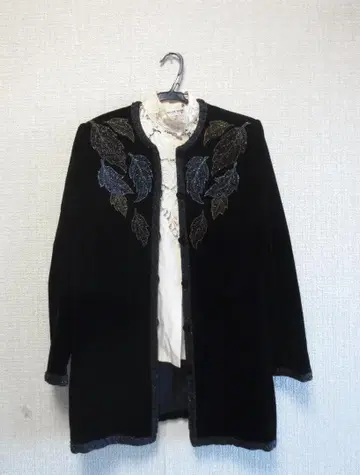LANCETTI 블랙 벨벳 비즈 자수 노카라 자켓 40