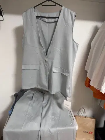 라이트 그레이 베스트와 팬츠 셋업