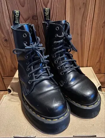 닥터마틴 8홀 부츠 통굽 블랙 JADON UK4