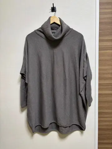 Ree Akaimi 그레이 터틀넥 돌먼 슬리브 상의