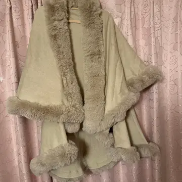 베이지 퍼 판초