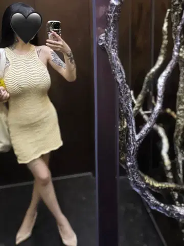 슬리브리스 니트 미니 원피스 크림색