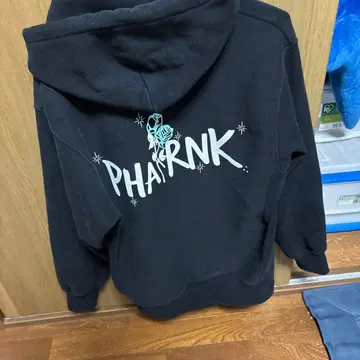 PHAIRNK 백 프린트 후드티 블랙