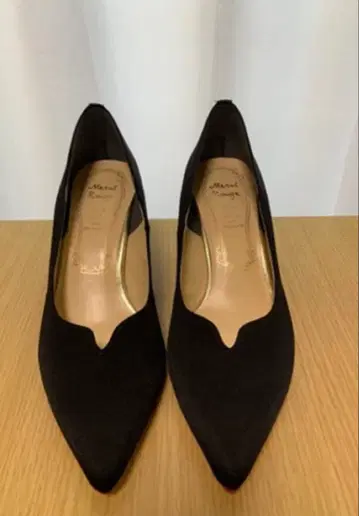 미사용 새상품 23 블랙 스틸레토 펌프스 레드 밑창