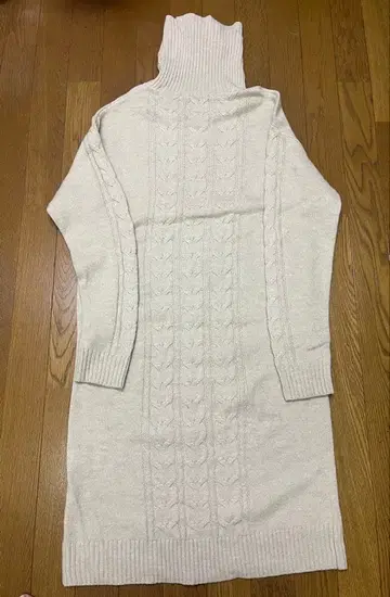 ROSSO 케이블 짜임 터틀넥 원피스