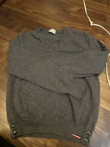 Moncler 그레이 V넥 니트