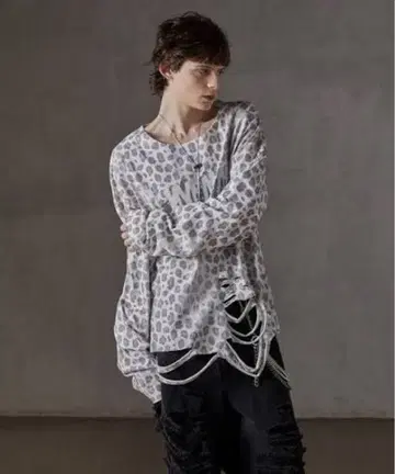 올 패턴 큐빅 그래픽 롱 T