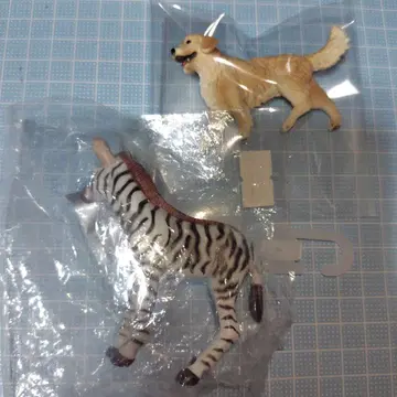 골든 리트리버와 얼룩말 피규어 세트
