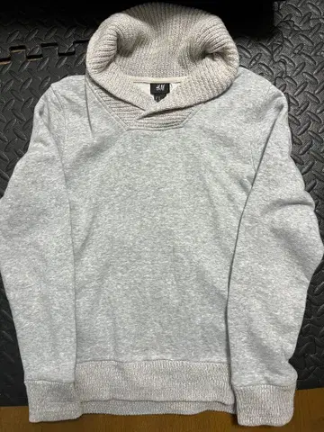 그레이 하이넥 니트 맨투맨