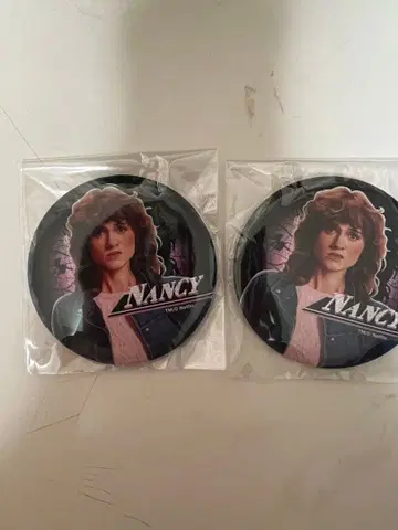 스트레인저 싱스 낸시 캔뱃지 2개 도쿄 코믹콘 한정판 묶음 판매