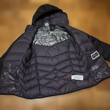 PUMA 후드 부착 다운 자켓 블랙과 퍼플