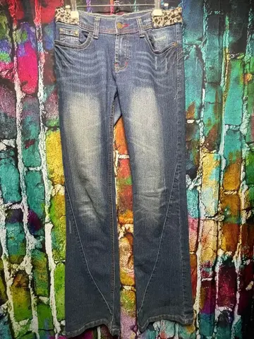 개성파 디자인! 레오파드 & 스터드 커스텀 플레어 데님 팬츠 W27