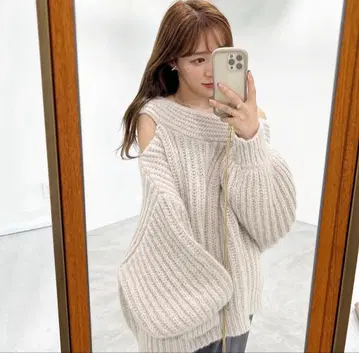 코코딜 양 골지 오프숄더 빅 니트