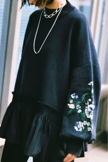 CLANE 클라네 꽃무늬 자수 니트 스웨터 프릴 네이비