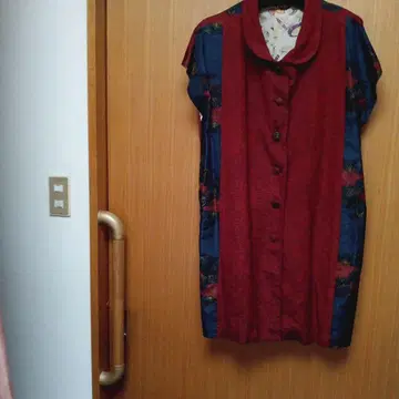 컬러풀한 버튼 달린 상의