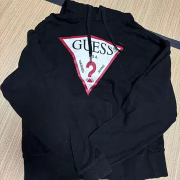 GUESS 트라이앵글 로고 후드티 블랙