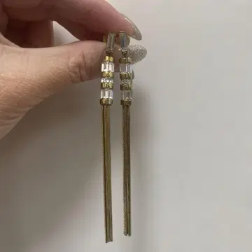 마이클코어스 골드 크리스탈 태슬 롱 귀걸이