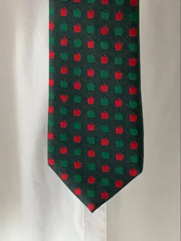 도트와 사과 패턴의 넥타이