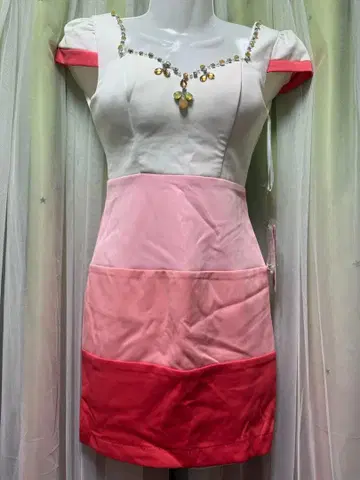 택 포함 미사용 새상품 컬러 블록 비쥬 부착 드레스