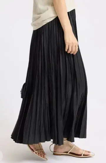 새상품 이에나 가죽 같은 새틴 플리츠 스커트