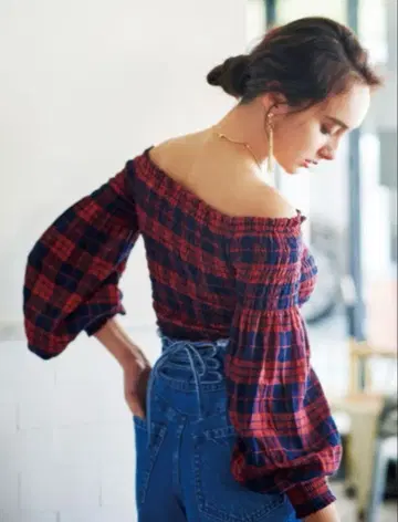 코코딜 체크 무늬 셔링 오프숄더 블라우스