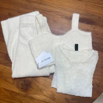 JUNOAH 화이트 퍼 소재 셋업 + 시어 셔츠