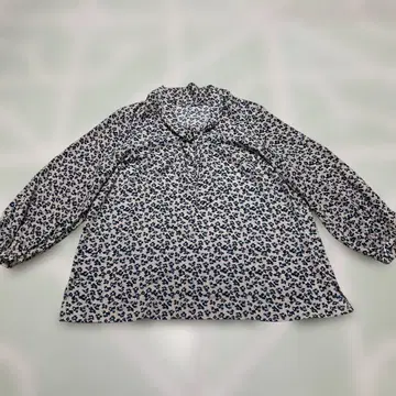 EMMA JAMES 꽃무늬 7부 소매 블라우스 네이비 x 베이지